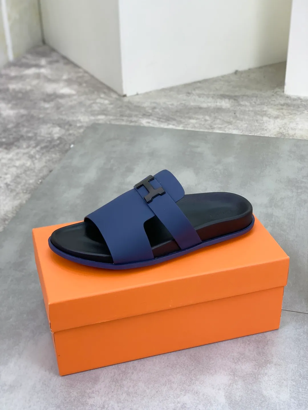 Men's shoes 💰P440 New [HERMES] high-end quality new Hermès slippers, made of imported silk calfskin, wear-resistant and non-slip rubber outsole. Fashionable and elegant code number: 39-44 (38 45 46 customized)